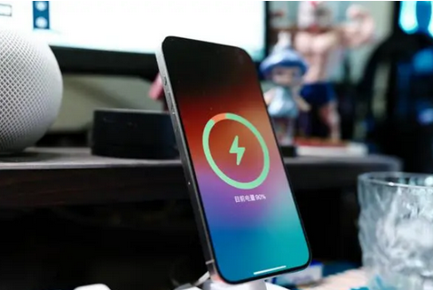 简阳苹果15换屏服务分享用什么充电器给iPhone15充电更好 
